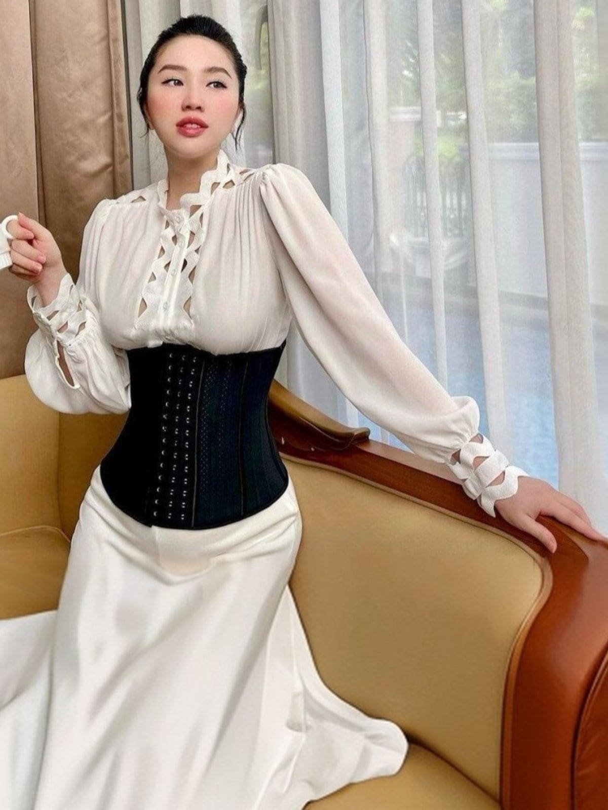 Bảo Thy sau sinh đeo đai nịt bụng