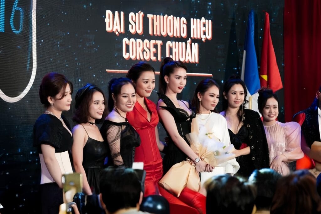 Ngọc Trinh tham dự sự kiện corset chuẩn