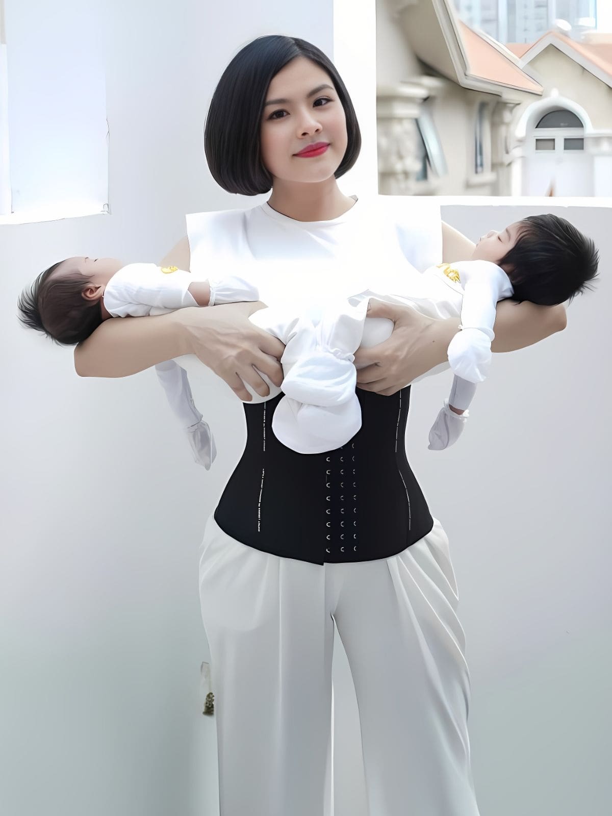 Vân Trang sau sinh sử dụng Latex Corset Chuẩn để định hình eo và hỗ trợ phục hồi vóc dáng.